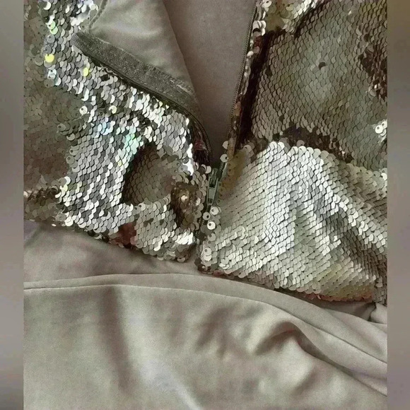 ✨ Stunning Rose Gold Sequin Crop Top ✨ - Picture 5 of 5